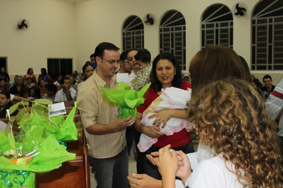 Mudas sendo entregues a crianças batizadas na Paroquia São José Operário.JPG